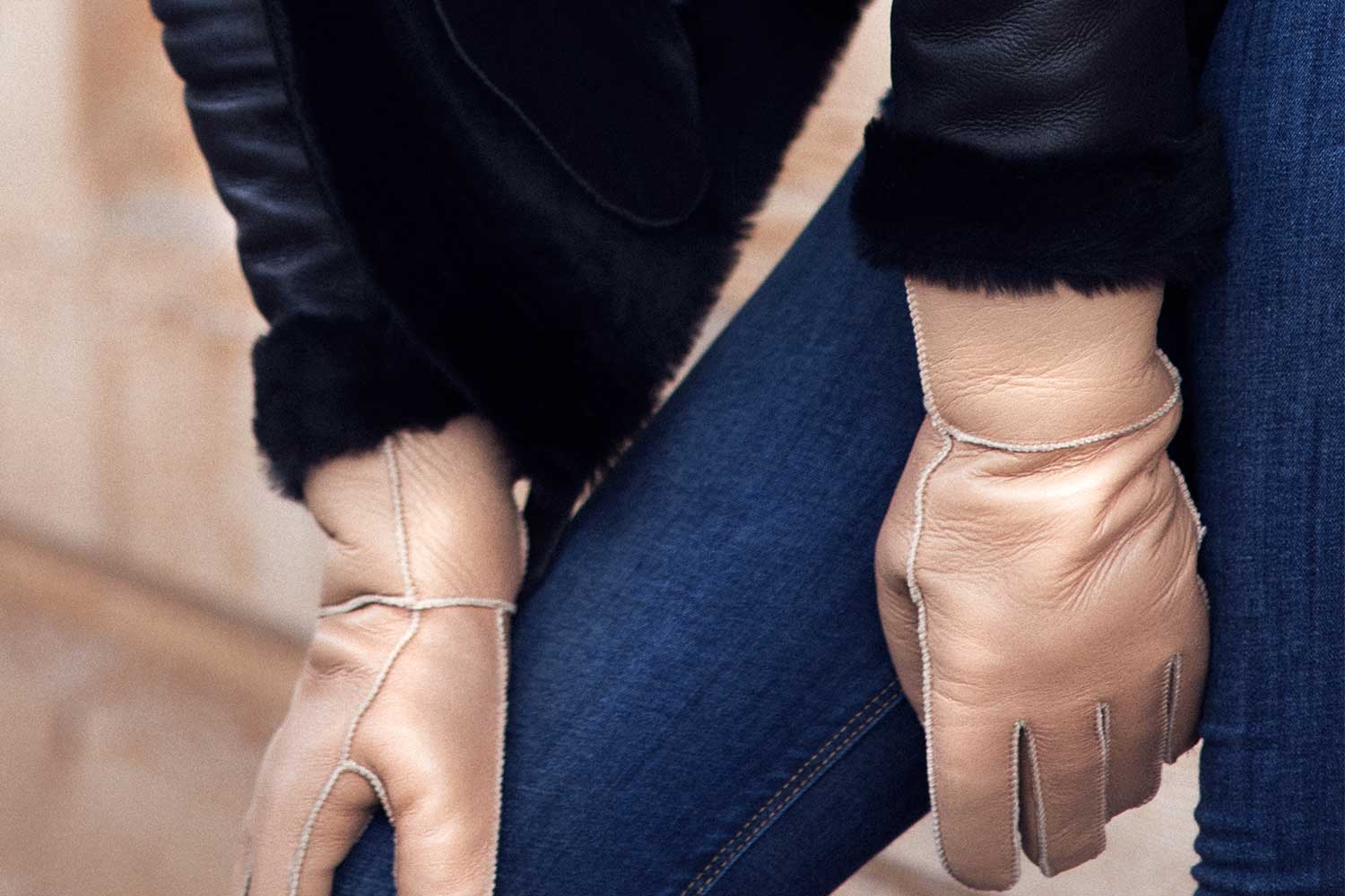 beige-gloves